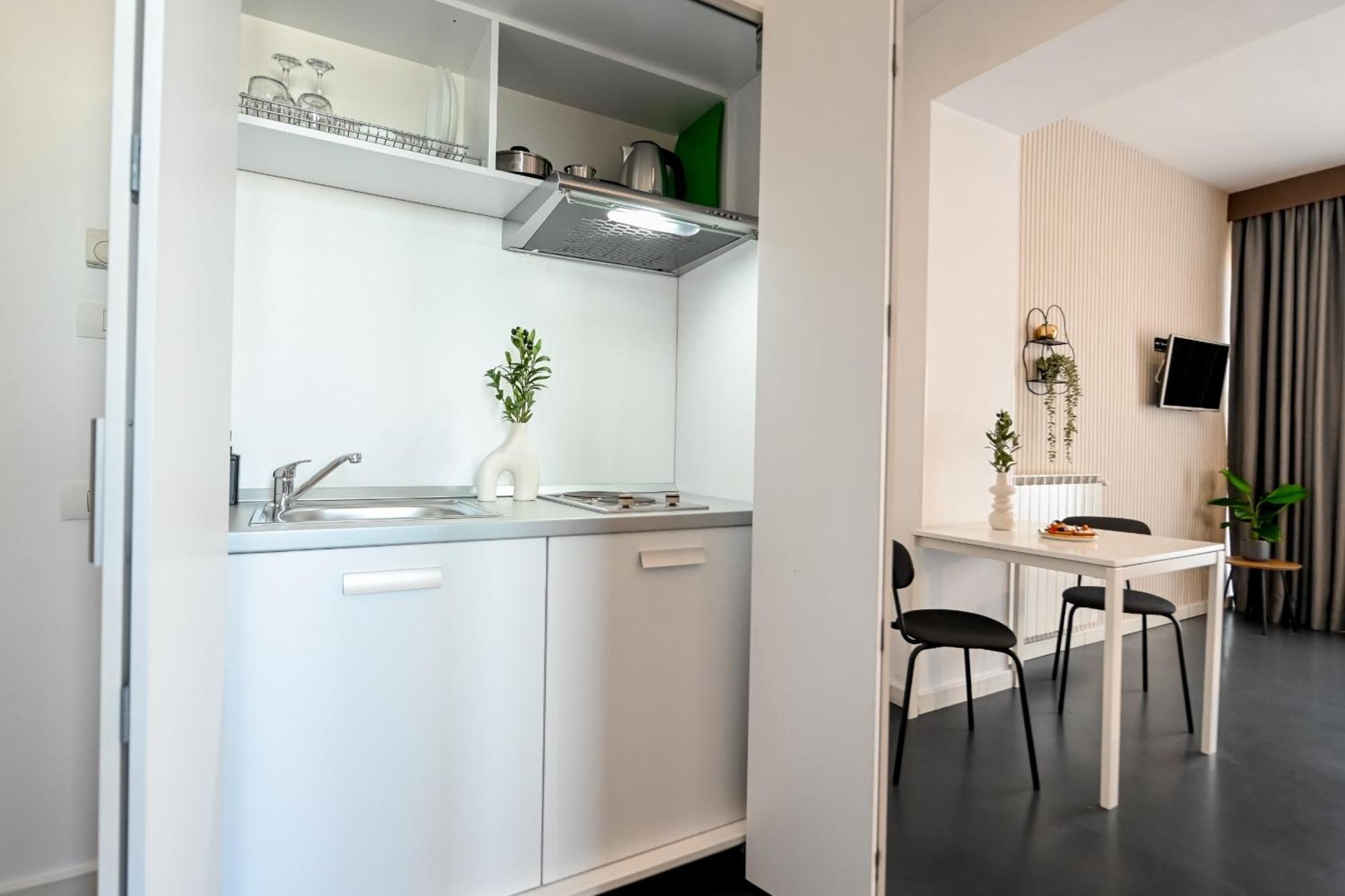 Urban Elegance - Stylish Central Accommodation Бухарест Номер фото