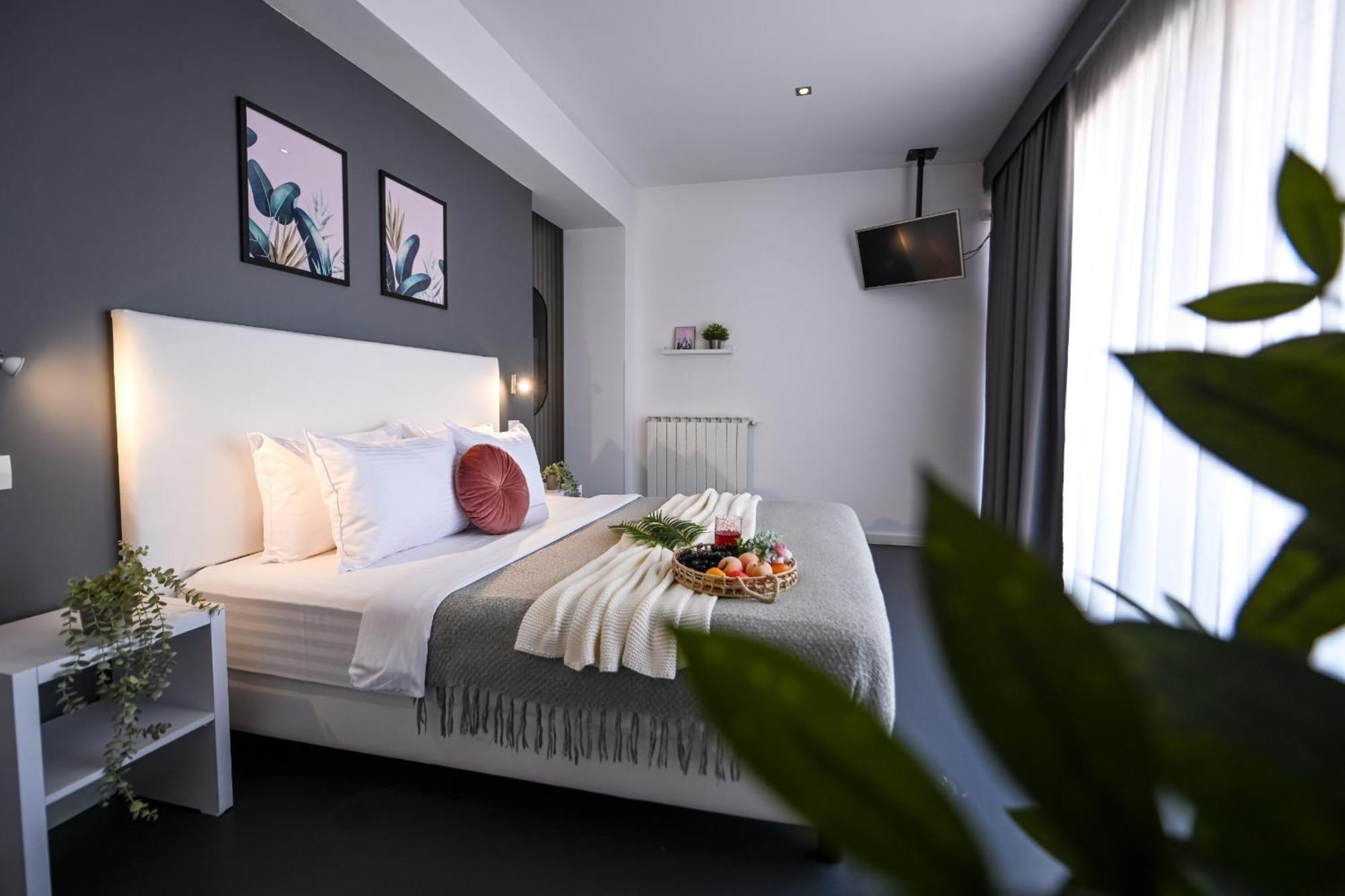 Urban Elegance - Stylish Central Accommodation Бухарест Номер фото