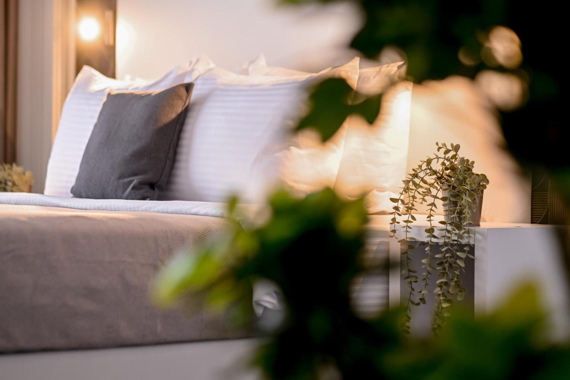 Urban Elegance - Stylish Central Accommodation Бухарест Номер фото