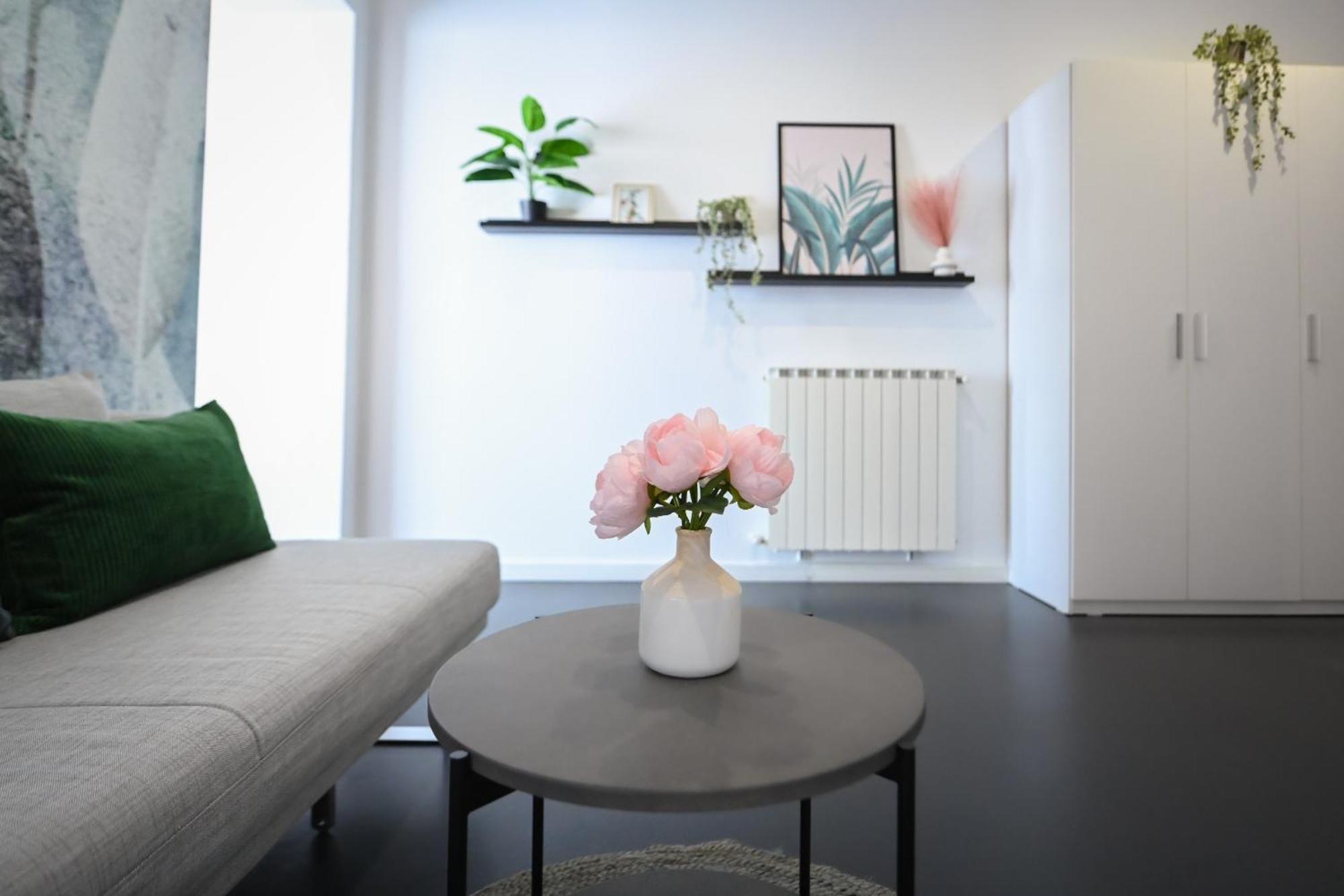 Urban Elegance - Stylish Central Accommodation Бухарест Номер фото